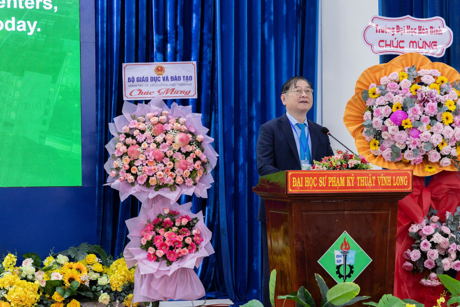 GS.TSKH Phan Xuân Dũng - Chủ tịch Liên hiệp các Hội Khoa học kỹ thuật Việt Nam phát biểu tại Hội thảo. dh-spkt-vinh-long-hoi-thao-2.jpg