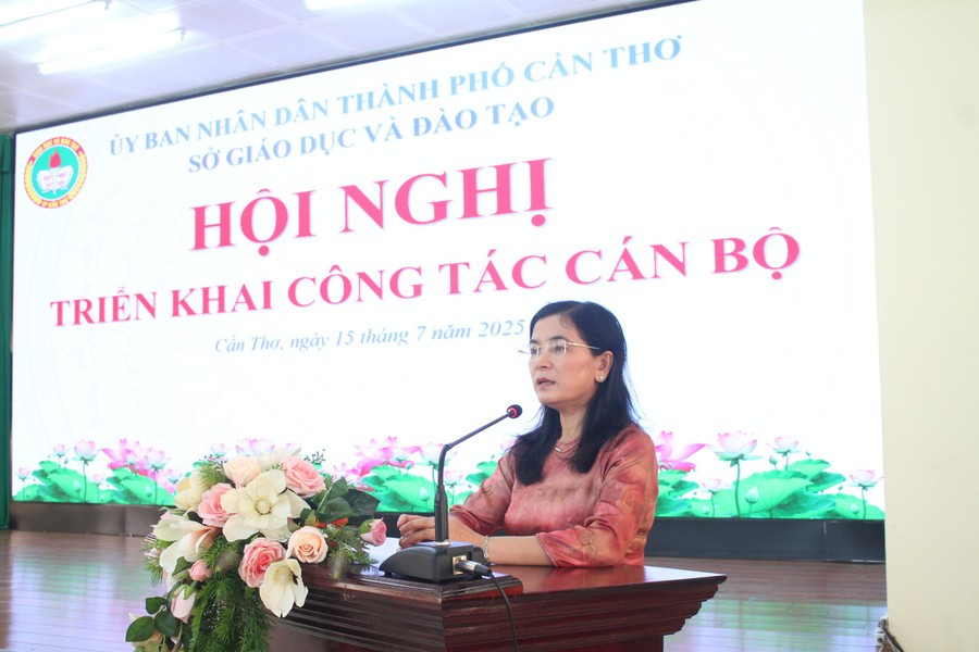 Bà Trần Thị Huyền, Quyền Giám đốc Sở GD&ĐT TP Cần Thơ phát biểu tại Hội nghị. Ảnh: Q. Ngữ.