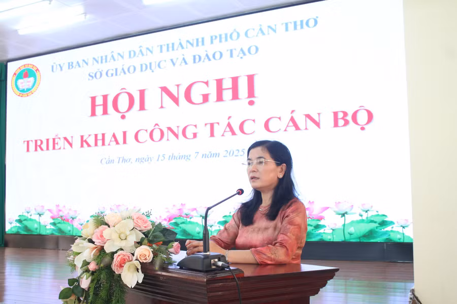 Bà Trần Thị Huyền, Quyền Giám đốc Sở GD&ĐT TP Cần Thơ phát biểu tại Hội nghị. Ảnh: Q. Ngữ.