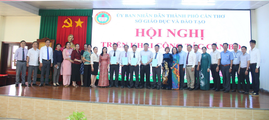 Trao quyết định về công tác cán bộ Phòng Tài chính. so-gd-can-tho-trao-qd-3.jpg
