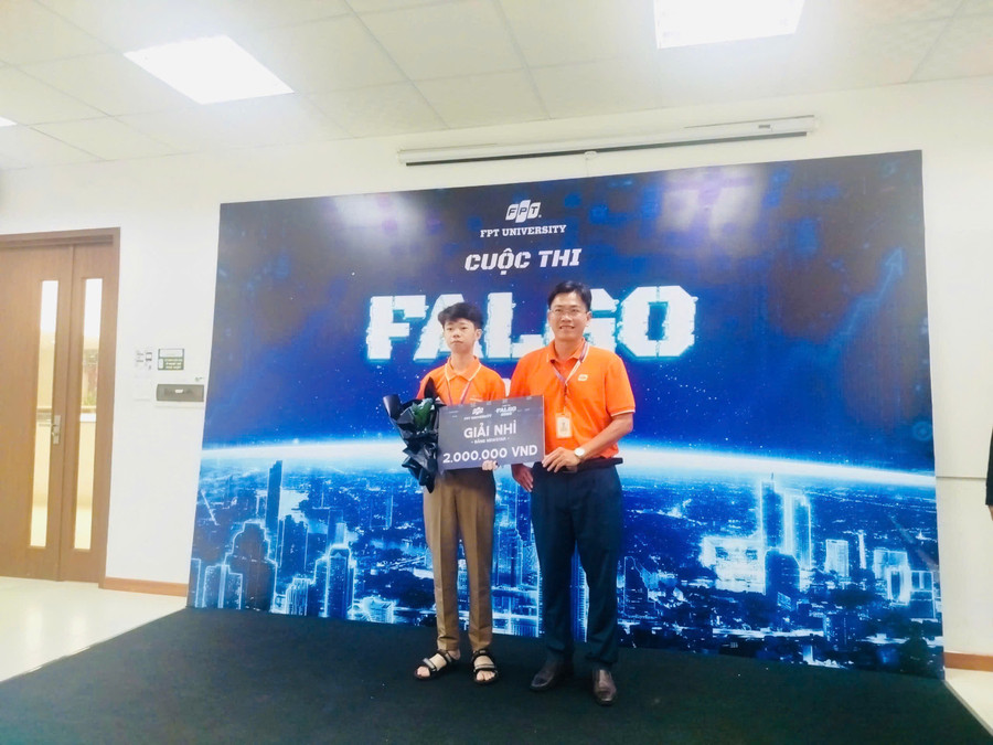 Em Trần Tiến Trung cùng thầy nhận giải Cuộc thi “Falgo 2025 - Đấu trường lập trình” được tổ chức tại Đại học FPT Cần Thơ.
