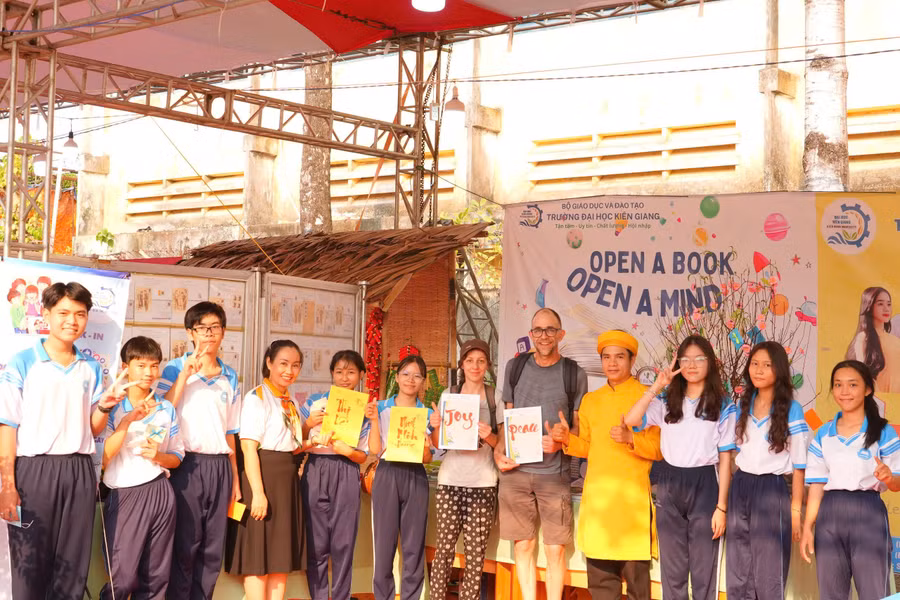 Gian hàng sách của Trường ĐH Kiên Giang thu hút đông đảo bạn đọc đến tham quan, giao lưu.