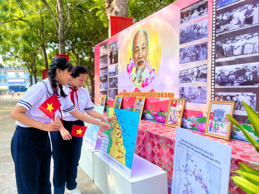 Học sinh Trường THCS Thới Long (quận Ô Môn) tham gia hoạt động kỷ niệm 50 năm Ngày Giải phóng miền Nam, thống nhất đất nước.