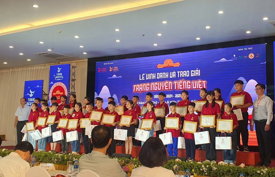 Học sinh TP Cần Thơ đạt giải nhận khen thưởng từ Ban Tổ chức cuộc thi.