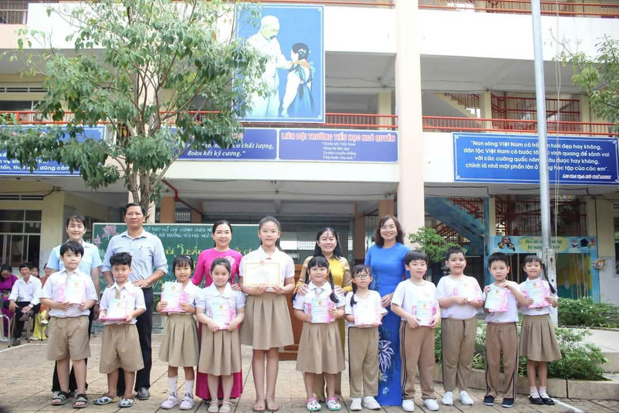 Trường Tiểu học Ngô Quyền khen thưởng học sinh tại buổi sinh hoạt với chủ đề “Bác Hồ và 5 bảo vật Quốc gia”. can-tho-mung-sinh-nhat-bac-4.jpg