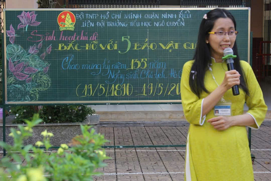 Đại diện Bảo Tàng TP Cần Thơ chia sẻ với học sinh Trường Tiểu học Ngô Quyền, quận Ninh Kiều. can-tho-mung-sinh-nhat-bac-2.jpg