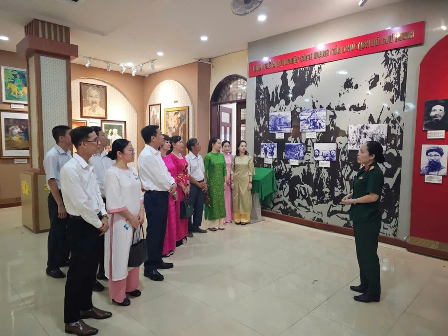 Chi bộ Văn phòng, Đảng bộ Sở GD&ĐT TP Cần Thơ sinh hoạt chuyên đề quý 2 tại Bảo tàng Hồ Chí Minh - Chi nhánh ĐBSCL.