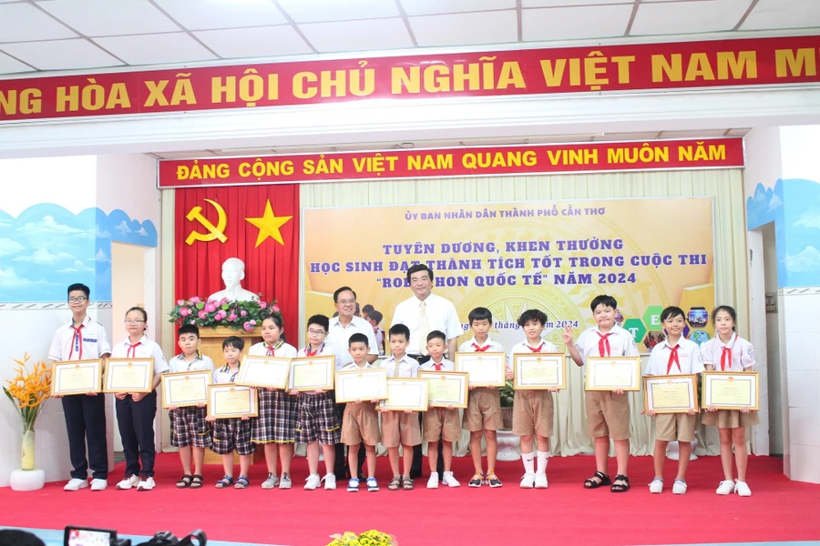 Lãnh đạo Sở GD&ĐT và Hội Khuyến học TP Cần Thơ tuyên dương, khen thưởng HS đoạt giải Cuộc thi Robothon quốc tế năm 2024. 