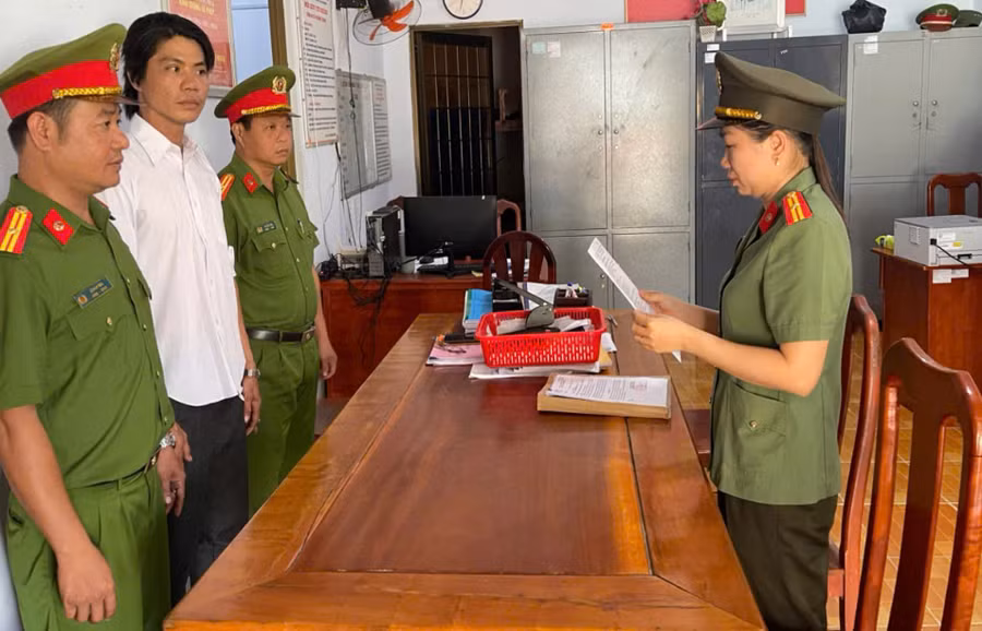 Công an xã Bình Phú đọc quyết định khởi tố vụ án, khởi tố bị can Nguyễn Văn Giàu. Ảnh: Công an Vĩnh Long.