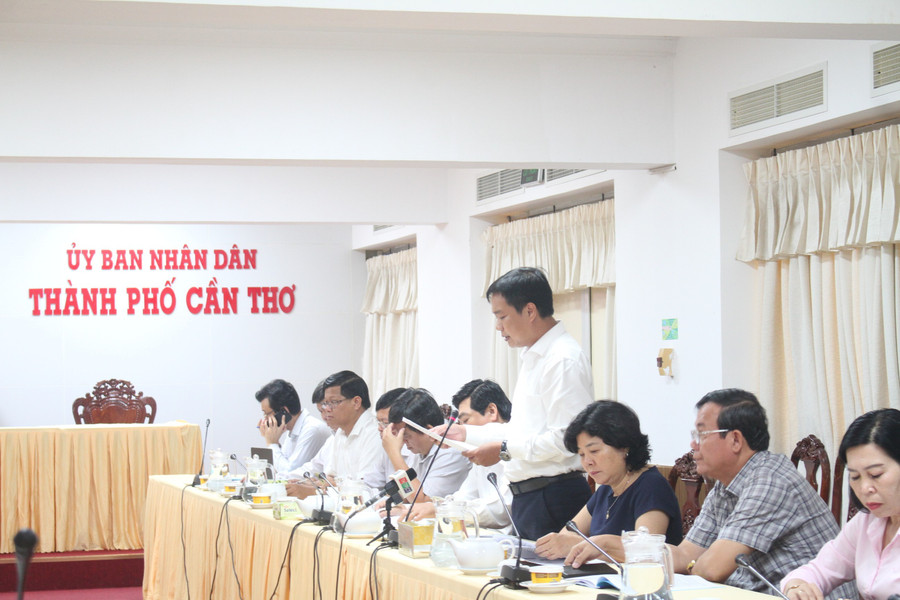 Ông Võ Hồng Lam, Phó Giám đốc Sở GD&ĐT TP Cần Thơ báo cáo tại cuộc họp Ban Chỉ đạo. can-tho-san-sang-ky-thi-ts-10-anh-3.jpg