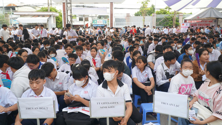 Học sinh THCS quận Ninh Kiều (TP Cần Thơ) tham gia chương trình Tư vấn tuyển sinh năm 2025.