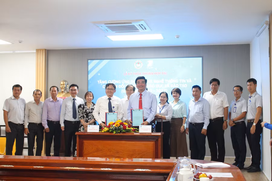 Lãnh đạo Sở GD&ĐT TP Cần Thơ và VNPT Cần Thơ ký kết thỏa thuận hợp tác tăng cường ứng dụng CNTT và chuyển đổi số trong GD&ĐT.