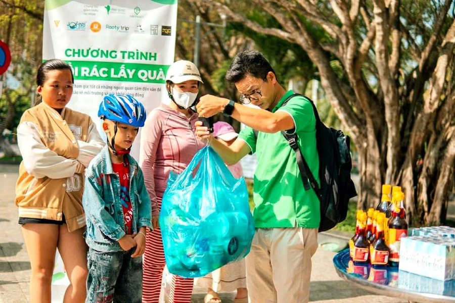 Tại công viên Bạch Đằng, TP Phú Quốc diễn ra hoạt động đổi rác nhựa lấy quà đã thu hút sự tham gia tích cực của cộng đồng.