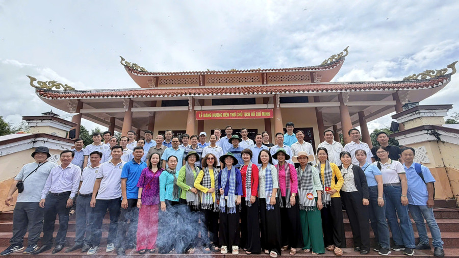 Chi bộ Văn phòng, Chi bộ Tài chính Sở GD&ĐT TP Cần Thơ sinh hoạt chuyên đề - về nguồn tại Khu Di tích Đền thờ Bác Hồ, xã An Thạnh.
