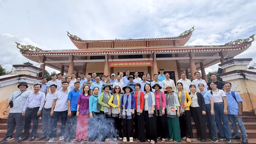 Chi bộ Văn phòng, Chi bộ Tài chính Sở GD&ĐT TP Cần Thơ sinh hoạt chuyên đề - về nguồn tại Khu Di tích Đền thờ Bác Hồ, xã An Thạnh.