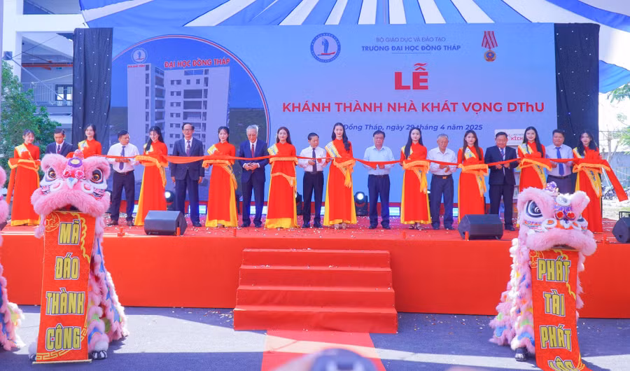 Đại biểu thực hiện nghi thức cắt băng khánh thành Nhà Khát vọng DThU.