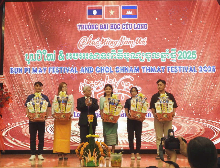 PGS.TS Lương Minh Cừ - Bí thư Đảng ủy, Hiệu trưởng Trường ĐH Cửu Long trao quà tết cho lưu học sinh.