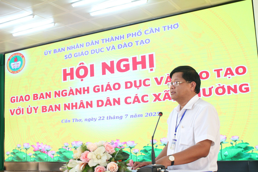 Ông Lê Truyền Thống, Trưởng Phòng Tổ chức cán bộ (Sở GD&ĐT TP Cần Thơ) thông báo phân công Ban Giám đốc Sở GD&ĐT phụ trách 103 xã, phường. so-gd-can-tho-hop-xa-phuong-8.jpg