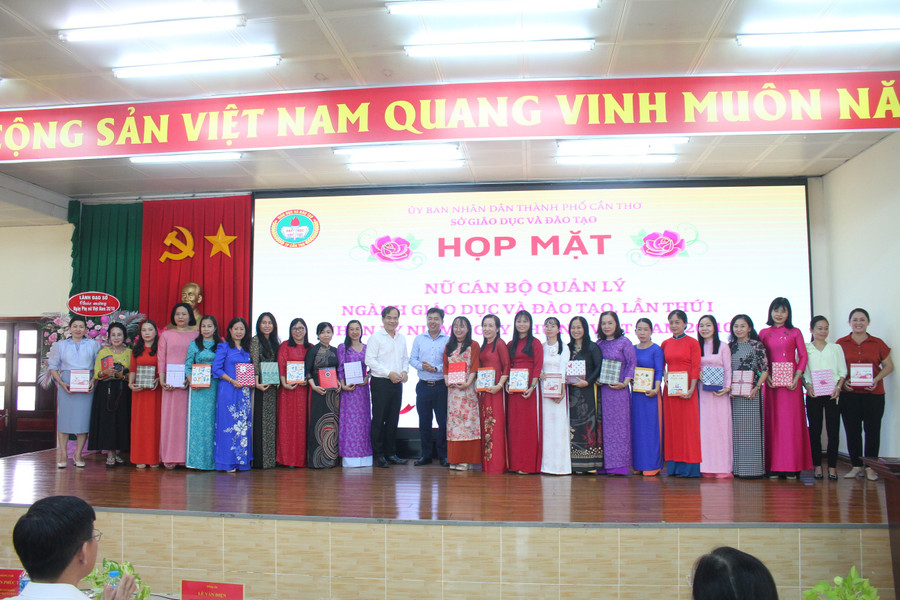 Tặng hoa chúc mừng nữ cán bộ quản lý nhân dịp 20/10. can-tho-hop-mat-5.jpg
