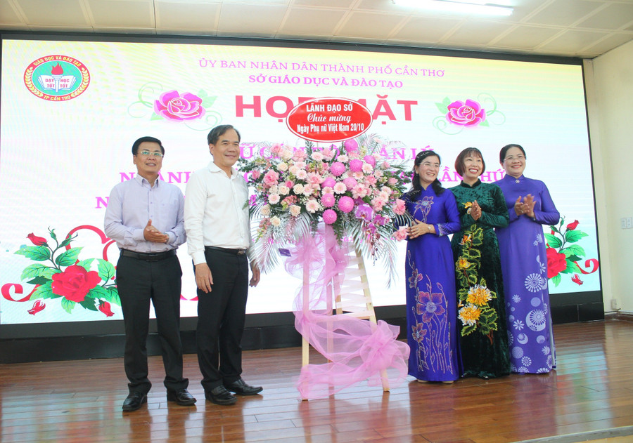 Tặng hoa nữ cán bộ quản lý Sở GD&ĐT TP Cần Thơ.