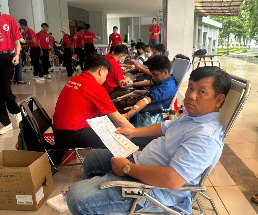 Tình nguyện viên cùng tham gia hiến máu. Ảnh: Trọng Nhân. z6794205808394-26bfc3c18a3a2e0a62ff04faeff16e09.jpg