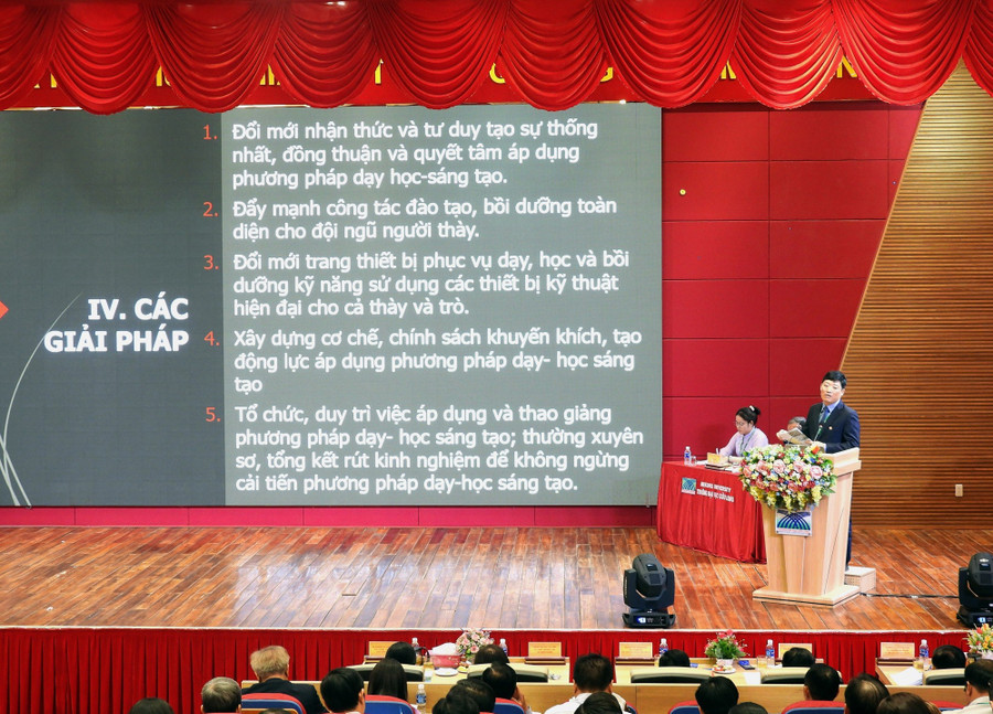PGS.TS Nguyễn Xuân Phong - Học viện Chính trị khu vực IV trình bày tham luận tại Hội thảo.