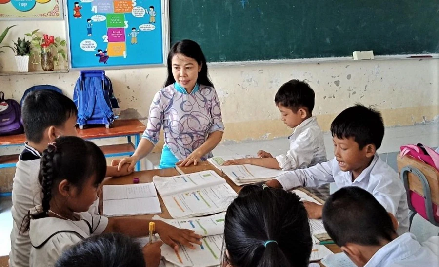 Cô Đỗ Thị Hồi cùng các em học sinh trong giờ lên lớp.