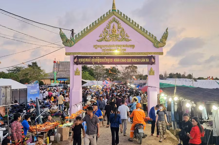 Người dân vùng đồng bào dân tộc Khmer tham gia lễ hội tại phường Vĩnh Châu, TP Cần Thơ. Ảnh: X. L.