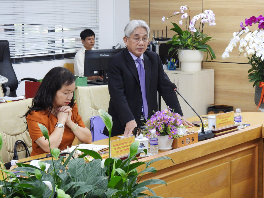 PGS.TS Lương Minh Cừ - Bí thư Đảng ủy, Hiệu trưởng Trường ĐH Cửu Long phát biểu tại buổi làm việc. truong-dhcl-tang-cuong-hop-tac-nb-2.jpg