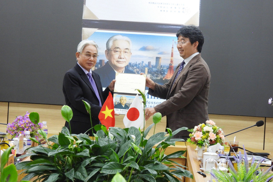 Trường ĐH Sức khỏe TOKYO trao chứng nhận giảng viên thỉnh giảng vinh dự cho PGS.TS Lương Minh Cừ. truong-dhcl-tang-cuong-hop-tac-nb-3.jpg