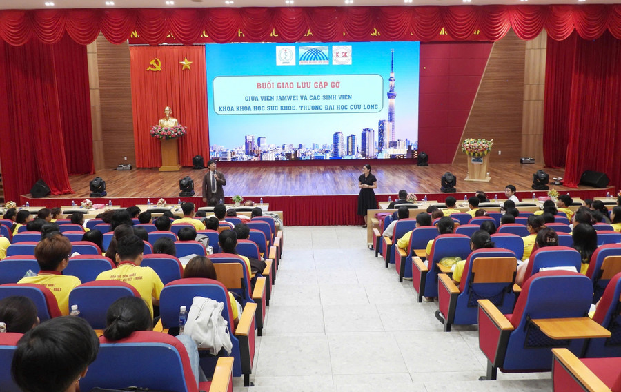 Buổi gặp gỡ, giao lưu với sinh viên của Khoa Khoa học sức khỏe. truong-dhcl-tang-cuong-hop-tac-nb-4.jpg