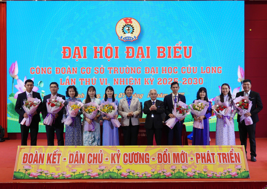 Đại biểu tặng hoa chúc mừng Ban chấp hành nhiệm kỳ mới.