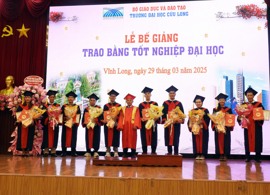PGS.TS Lương Minh Cừ - Bí thư Đảng ủy, Hiệu trưởng Trường ĐH Cửu Long chụp ảnh lưu niệm cùng tân khoa tốt nghiệp xuất sắc tiêu biểu.