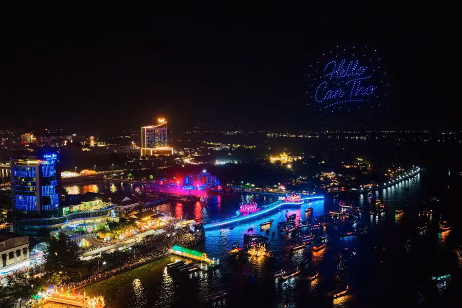 Khung cảnh Lễ khai mạc Lễ hội Văn hóa sông nước Cần Thơ năm 2025, với chủ đề “Cần Thơ - Sắc màu sông nước”. Ảnh: Hiền Thanh.