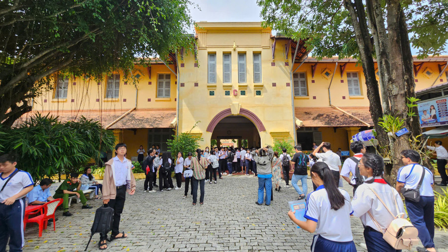 Thí sinh vào điểm thi Trường THPT Châu Văn Liêm, quận Ninh Kiều, TP Cần Thơ. can-thi-thi-lop-10-anh-2.jpg
