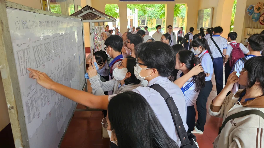 Thí sinh xem danh sách phòng thi tại điểm thi Trường THPT Châu Văn Liêm, quận Ninh Kiều, TP Cần Thơ.