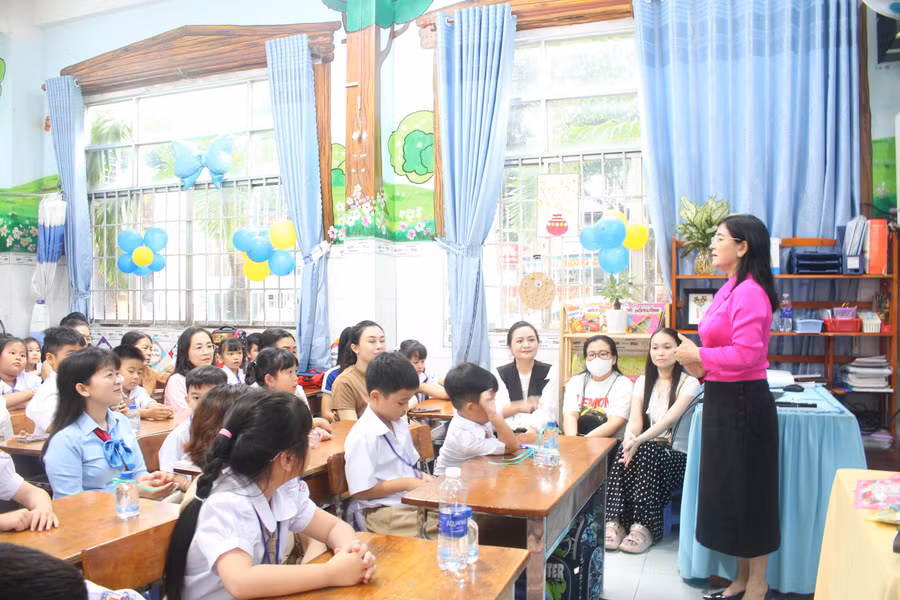 Bà Trần Thị Huyền, Quyền Giám đốc Sở GD&ĐT TP Cần Thơ thăm lớp 1 Trường TH Ngô Quyền, phường Ninh Kiều, TP Cần Thơ. Ảnh: Q. Ngữ.