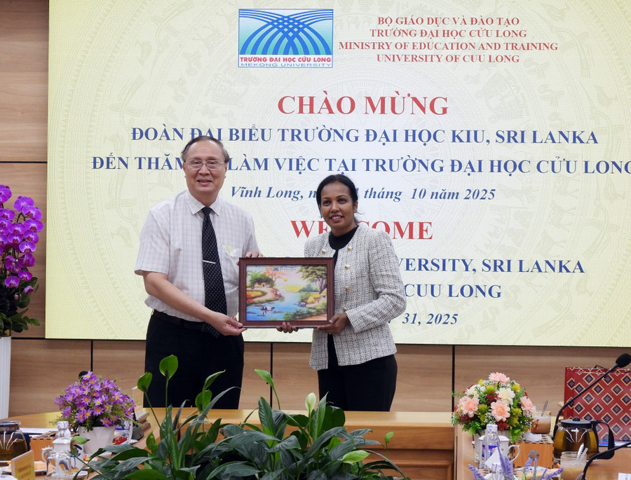 TS Nguyễn Thanh Dũng - Phó Hiệu trưởng Trường ĐH Cửu Long tặng quà lưu niệm cho Trường ĐH KIU. dh-cuu-long-hop-tac-3.jpg