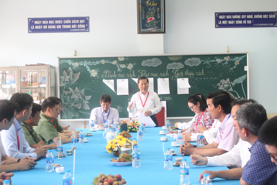 Thứ trưởng Lê Tấn Dũng và đoàn công tác làm việc tại Trường THPT Thủ Khoa Huân, huyện Chợ Gạo. kiem-tra-thi-tg-3.jpg