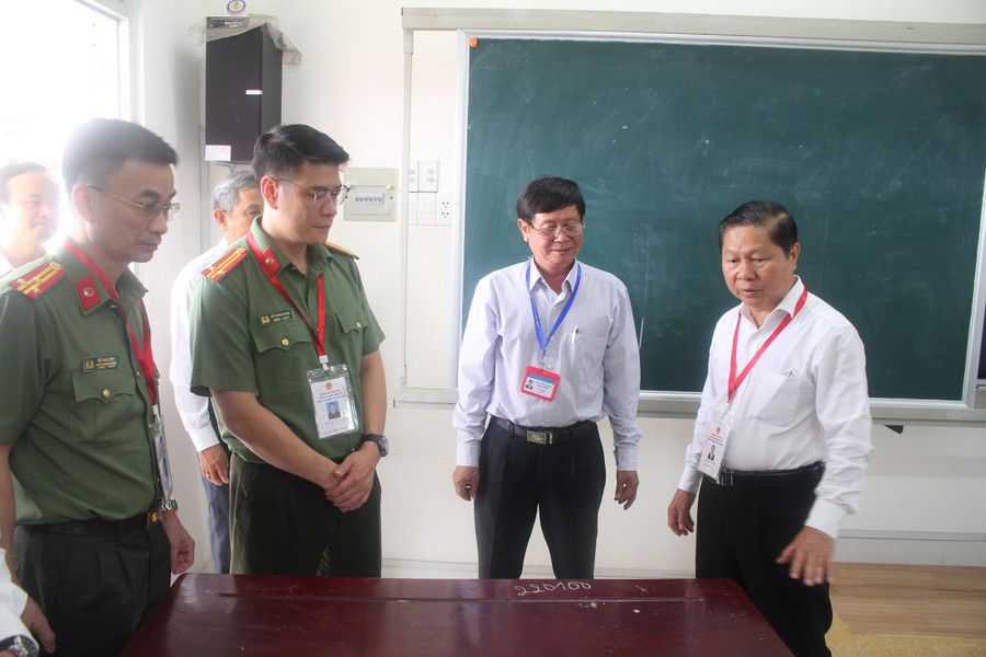 Thứ trưởng Lê Tấn Dũng và đoàn công tác kiểm tra phòng thi tại Trường THPT Thủ Khoa Huân (huyện Chợ Gạo, tỉnh Tiền Giang). kiem-tra-thi-tg-2.jpg