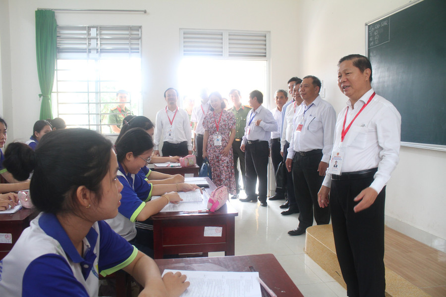 Thứ trưởng Lê Tấn Dũng và đoàn công tác thăm hỏi, động viên học sinh Trường THPT Thủ Khoa Huân (huyện Chợ Gạo, Tiền Giang).