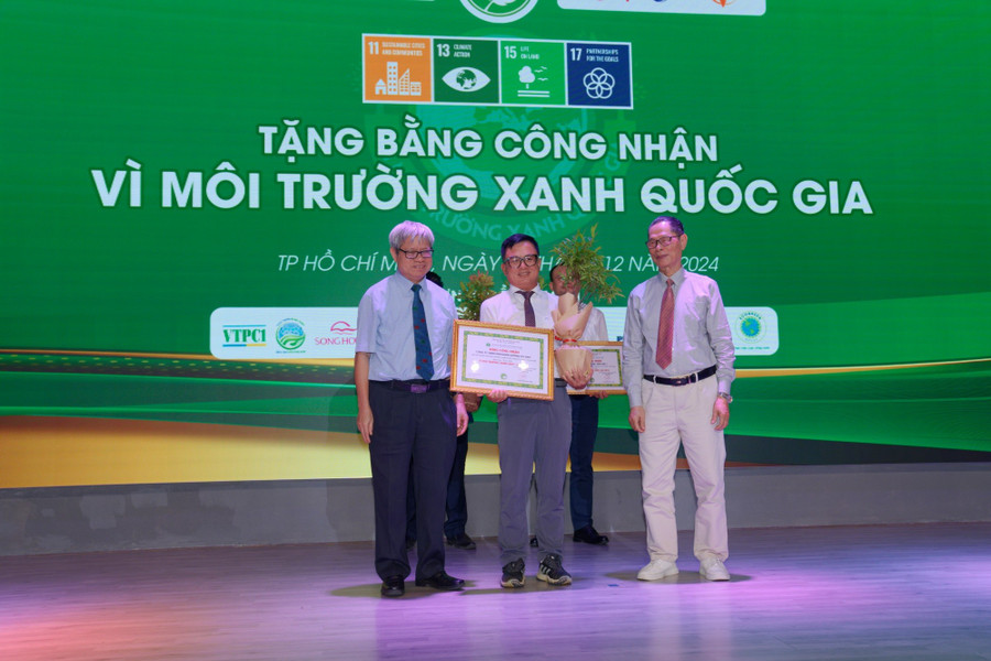 Ông Mai Văn Nghĩa, Phó Tổng Giám đốc FrieslandCampina Việt Nam (giữa) nhận Bằng công nhận “Vì Môi trường Xanh Quốc gia 2024”.