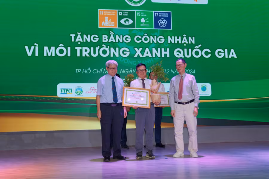 Ông Mai Văn Nghĩa, Phó Tổng Giám đốc FrieslandCampina Việt Nam (giữa) nhận Bằng công nhận “Vì Môi trường Xanh Quốc gia 2024”.