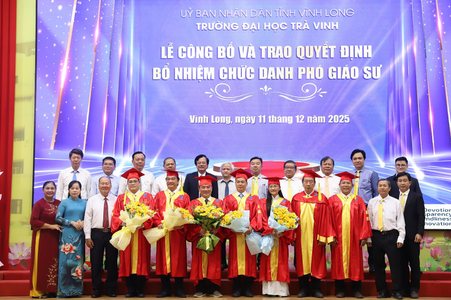 Trường ĐH Trà Vinh công bố và trao quyết định bổ nhiệm chức danh Phó Giáo sư năm 2025 cho 5 tân Phó Giáo sư.