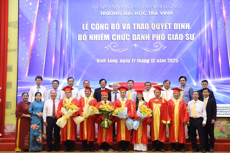 Trường ĐH Trà Vinh công bố và trao quyết định bổ nhiệm chức danh Phó Giáo sư năm 2025 cho 5 tân Phó Giáo sư.