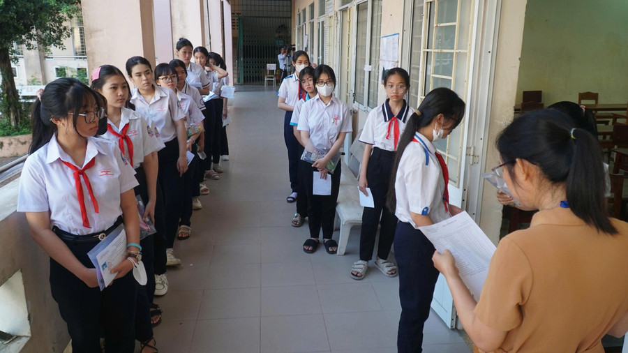 Thí sinh dự thi tại điểm thi Trường THPT Bình Thủy, quận Bình Thủy, TP Cần Thơ. can-tho-ngay-thi-thu-nhat-2.jpg