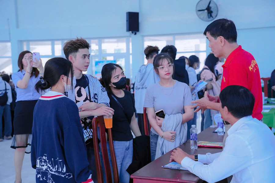 Sinh viên tham gia Ngày hội tư vấn, giới thiệu việc làm.