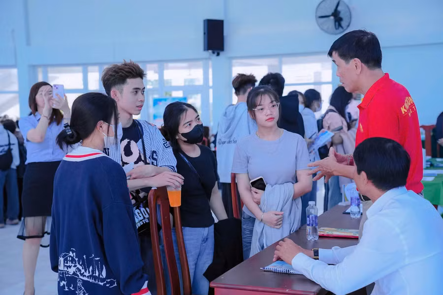 Sinh viên tham gia Ngày hội tư vấn, giới thiệu việc làm.