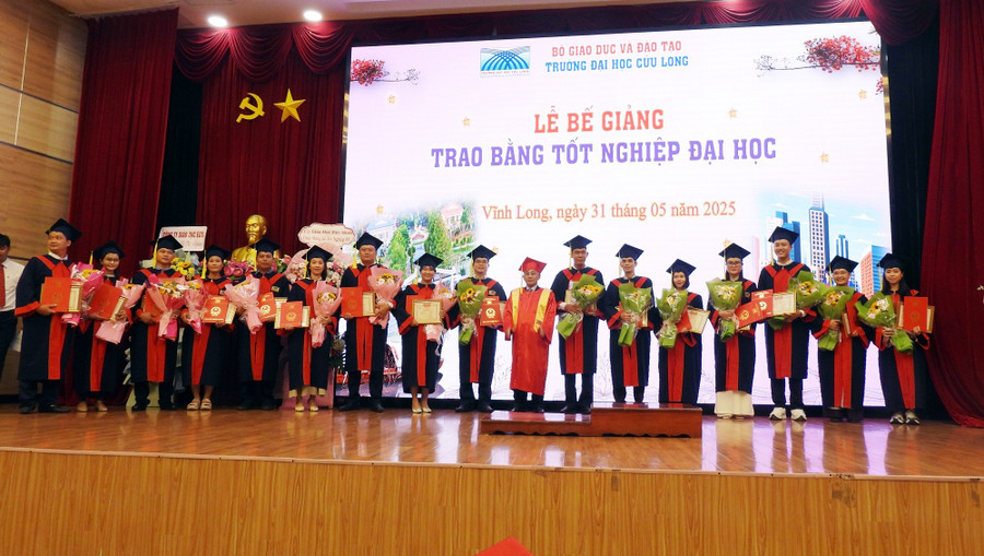 PGS.TS Lương Minh Cừ - Bí thư Đảng ủy, Hiệu trưởng Trường ĐH Cửu Long trao bằng, khen thưởng các tân khoa tốt nghiệp xuất sắc tiêu biểu.