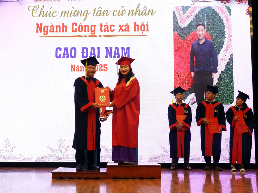 TS Đặng Thị Ngọc Lan - Phó Hiệu trưởng Trường ĐH Cửu Long trao bằng tốt nghiệp cho tân cử nhân. dhcl-tro-bang-tu-xa-4.jpg